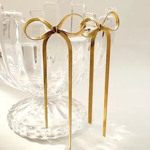 Chic Gold Bow Earrings – Minimalist Ribbon Style